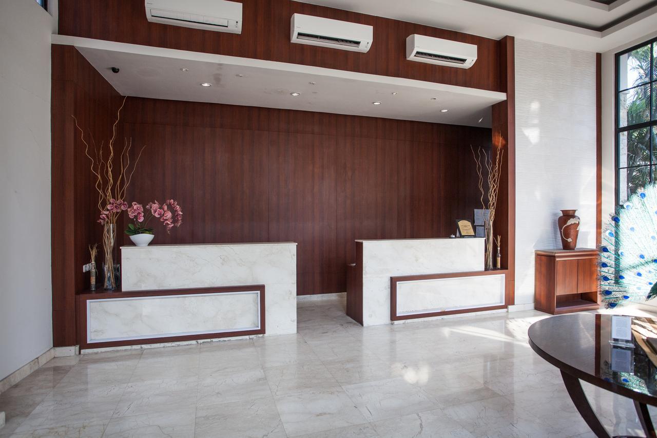 Reddoorz Premium @ Raya Nginden Hotel Wonocolo Exterior photo