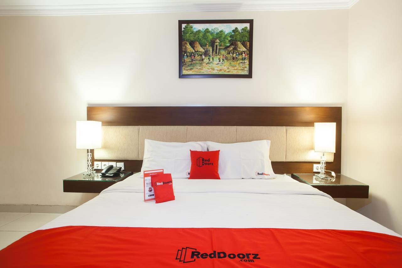 Reddoorz Premium @ Raya Nginden Hotel Wonocolo Exterior photo