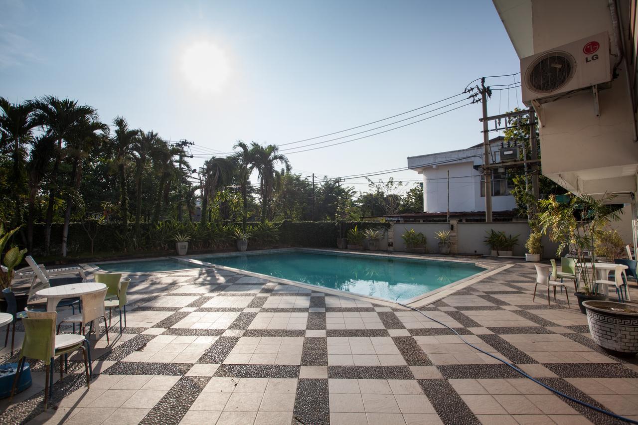 Reddoorz Premium @ Raya Nginden Hotel Wonocolo Exterior photo