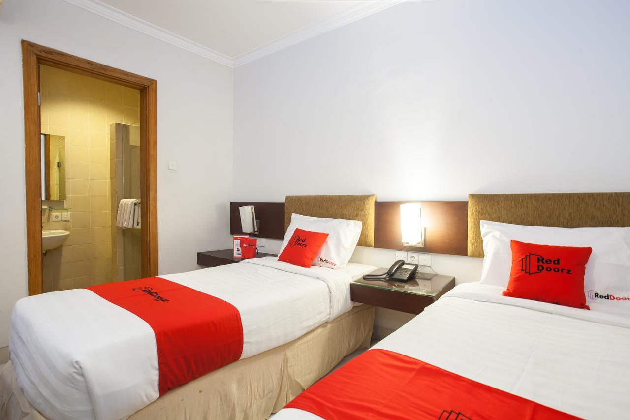 Reddoorz Premium @ Raya Nginden Hotel Wonocolo Exterior photo