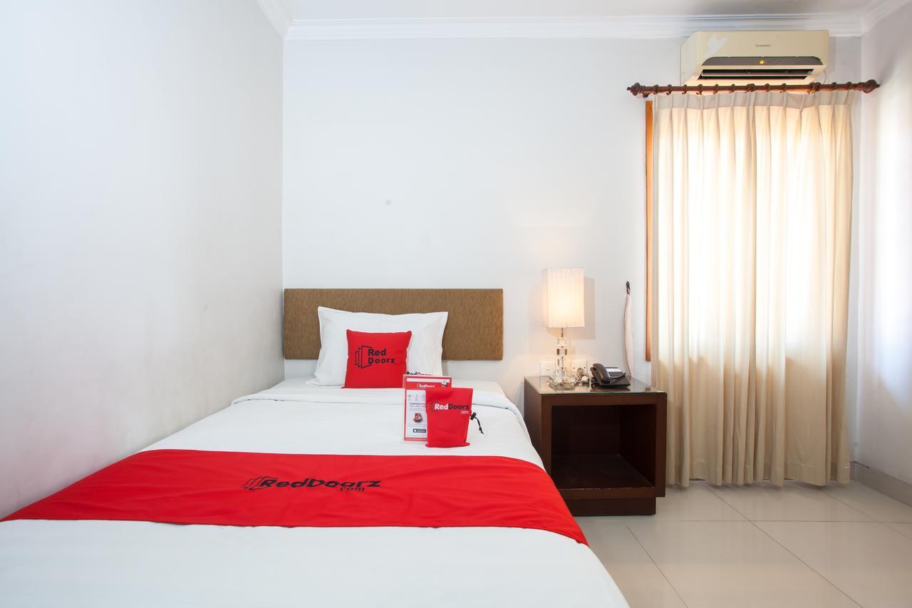 Reddoorz Premium @ Raya Nginden Hotel Wonocolo Exterior photo