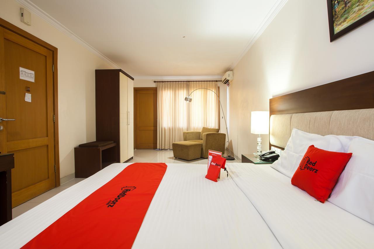 Reddoorz Premium @ Raya Nginden Hotel Wonocolo Exterior photo
