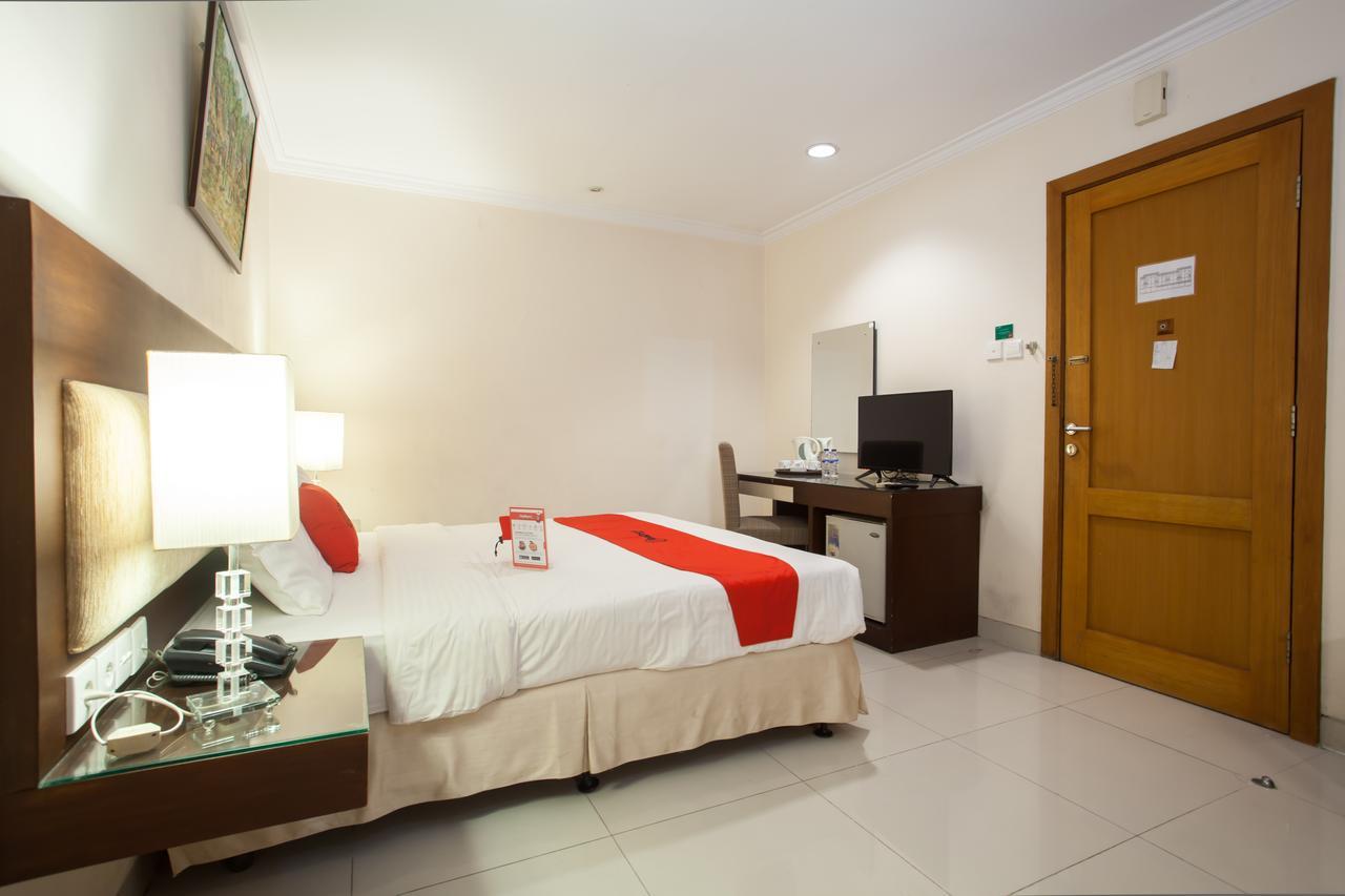 Reddoorz Premium @ Raya Nginden Hotel Wonocolo Exterior photo