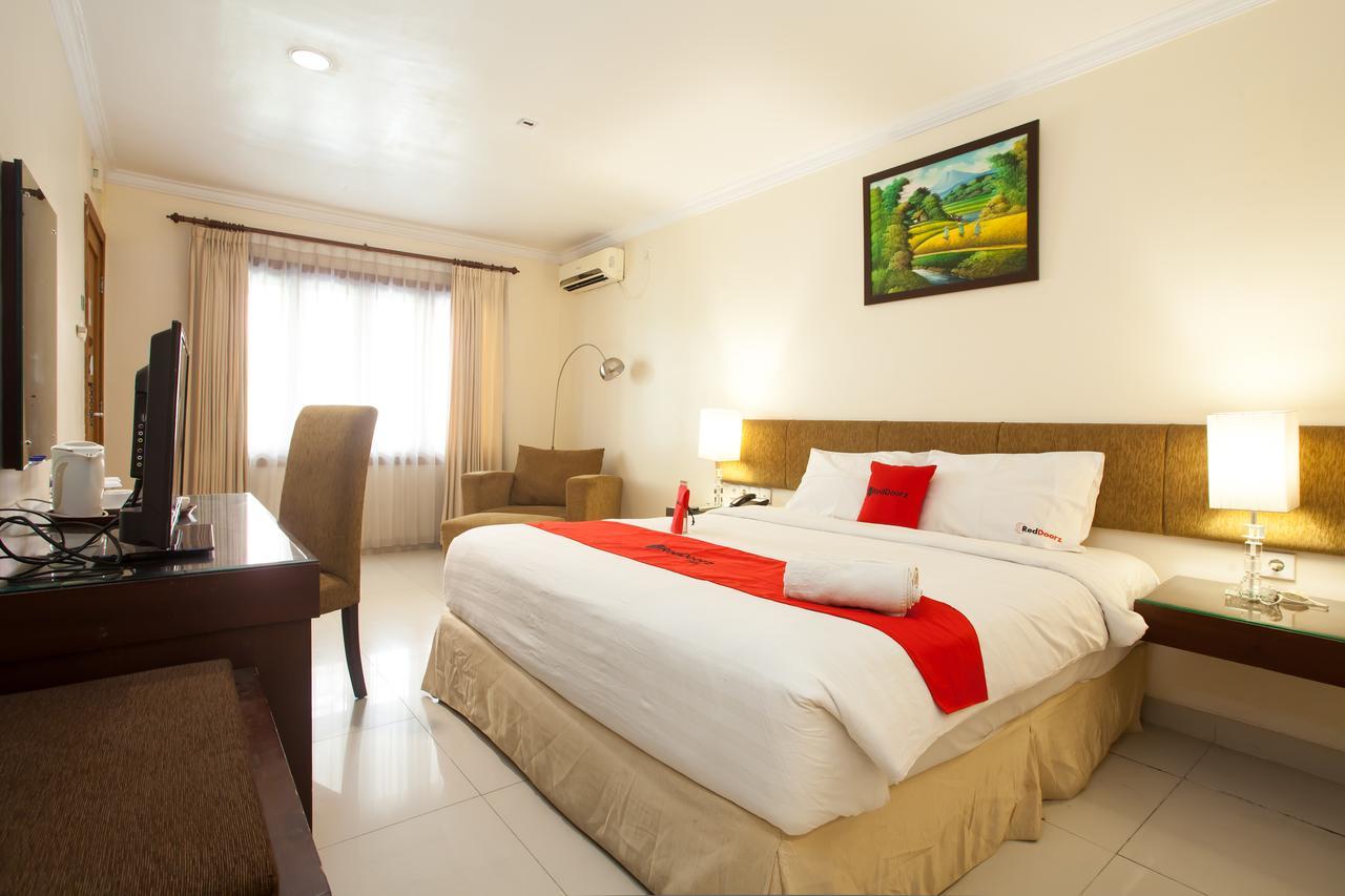 Reddoorz Premium @ Raya Nginden Hotel Wonocolo Exterior photo