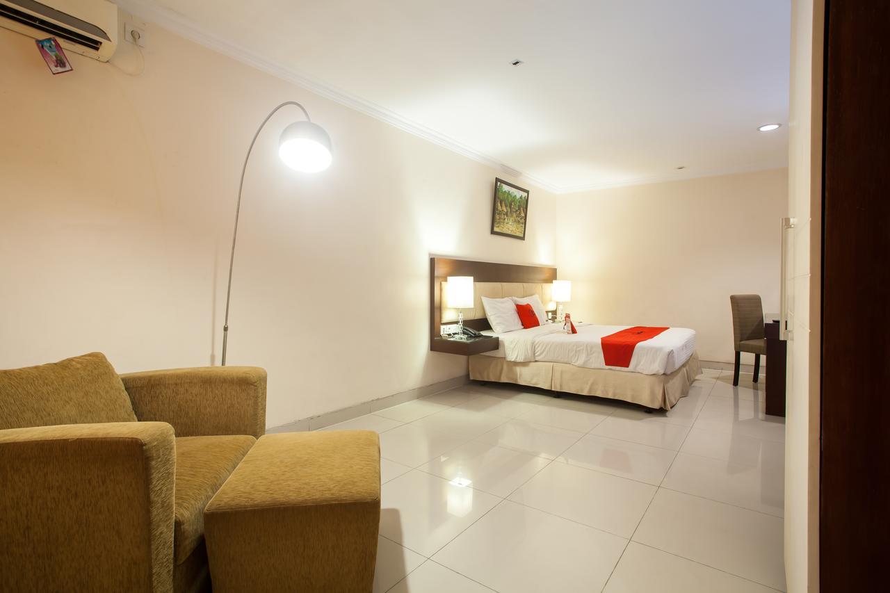 Reddoorz Premium @ Raya Nginden Hotel Wonocolo Exterior photo