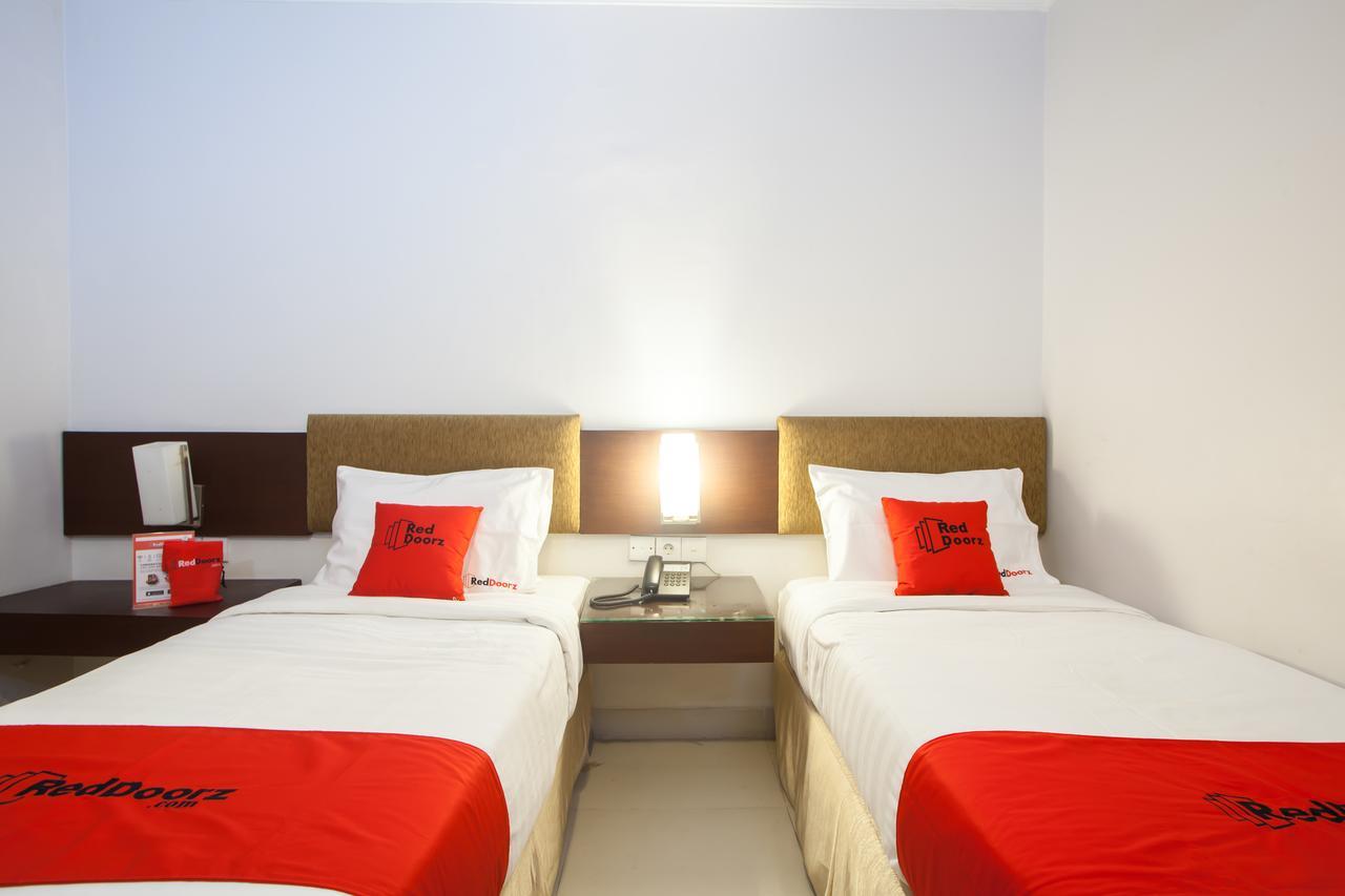 Reddoorz Premium @ Raya Nginden Hotel Wonocolo Exterior photo