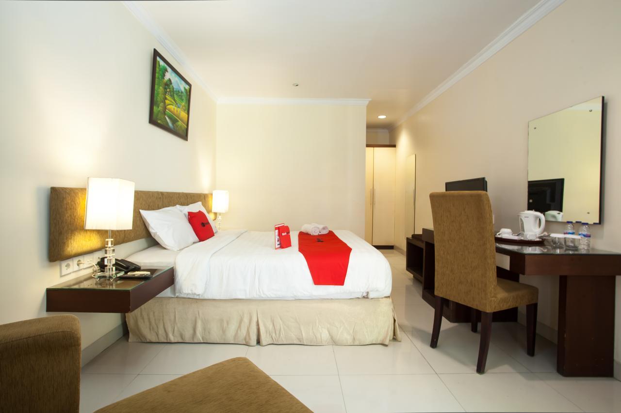 Reddoorz Premium @ Raya Nginden Hotel Wonocolo Exterior photo