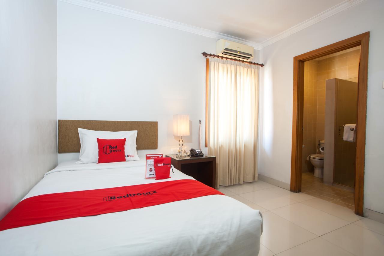 Reddoorz Premium @ Raya Nginden Hotel Wonocolo Exterior photo