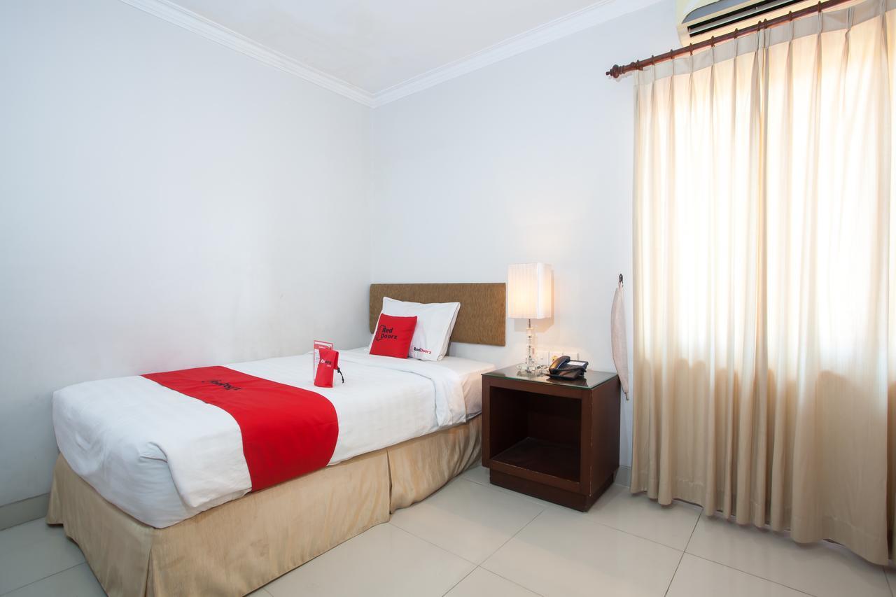 Reddoorz Premium @ Raya Nginden Hotel Wonocolo Exterior photo