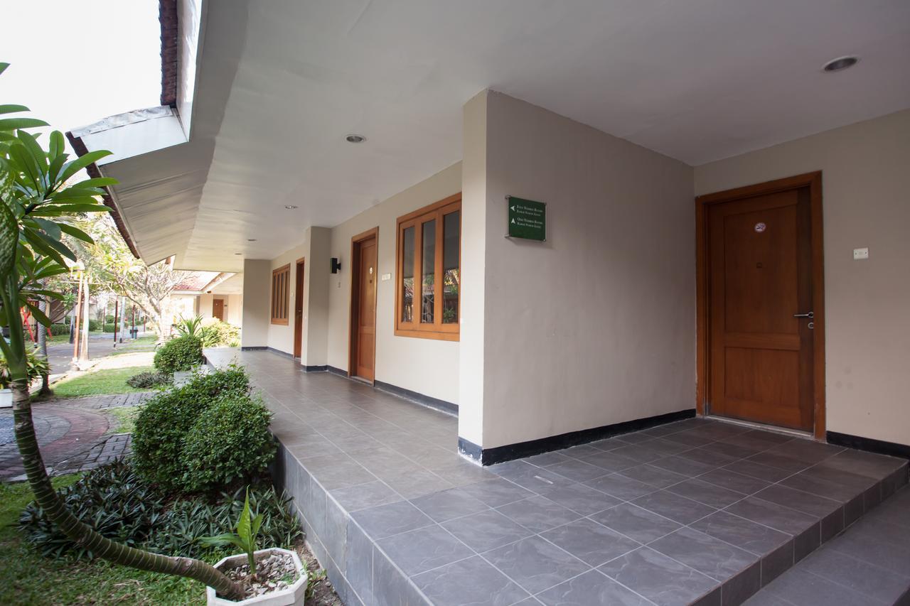 Reddoorz Premium @ Raya Nginden Hotel Wonocolo Exterior photo