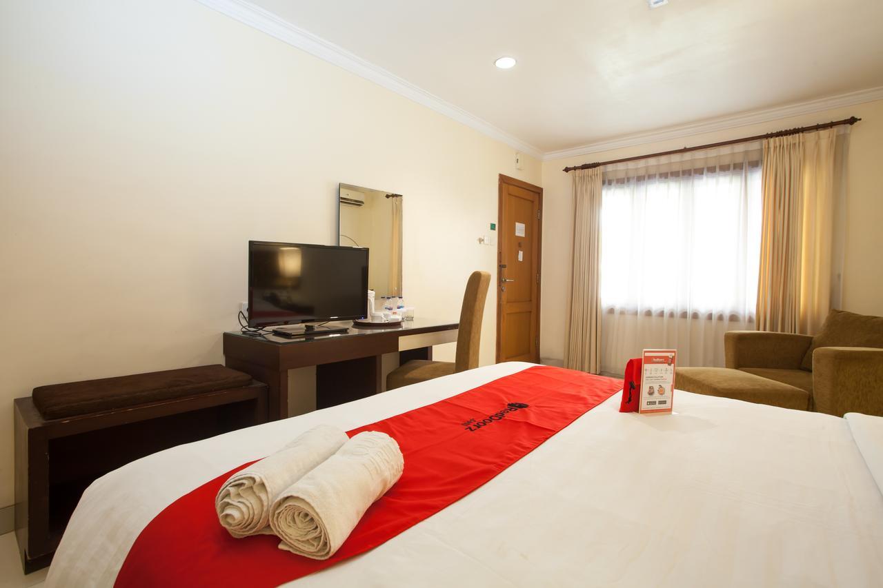 Reddoorz Premium @ Raya Nginden Hotel Wonocolo Exterior photo