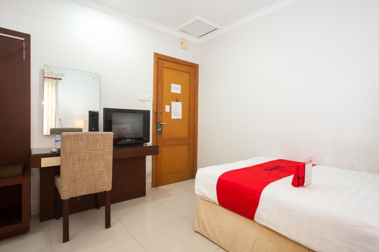 Reddoorz Premium @ Raya Nginden Hotel Wonocolo Exterior photo