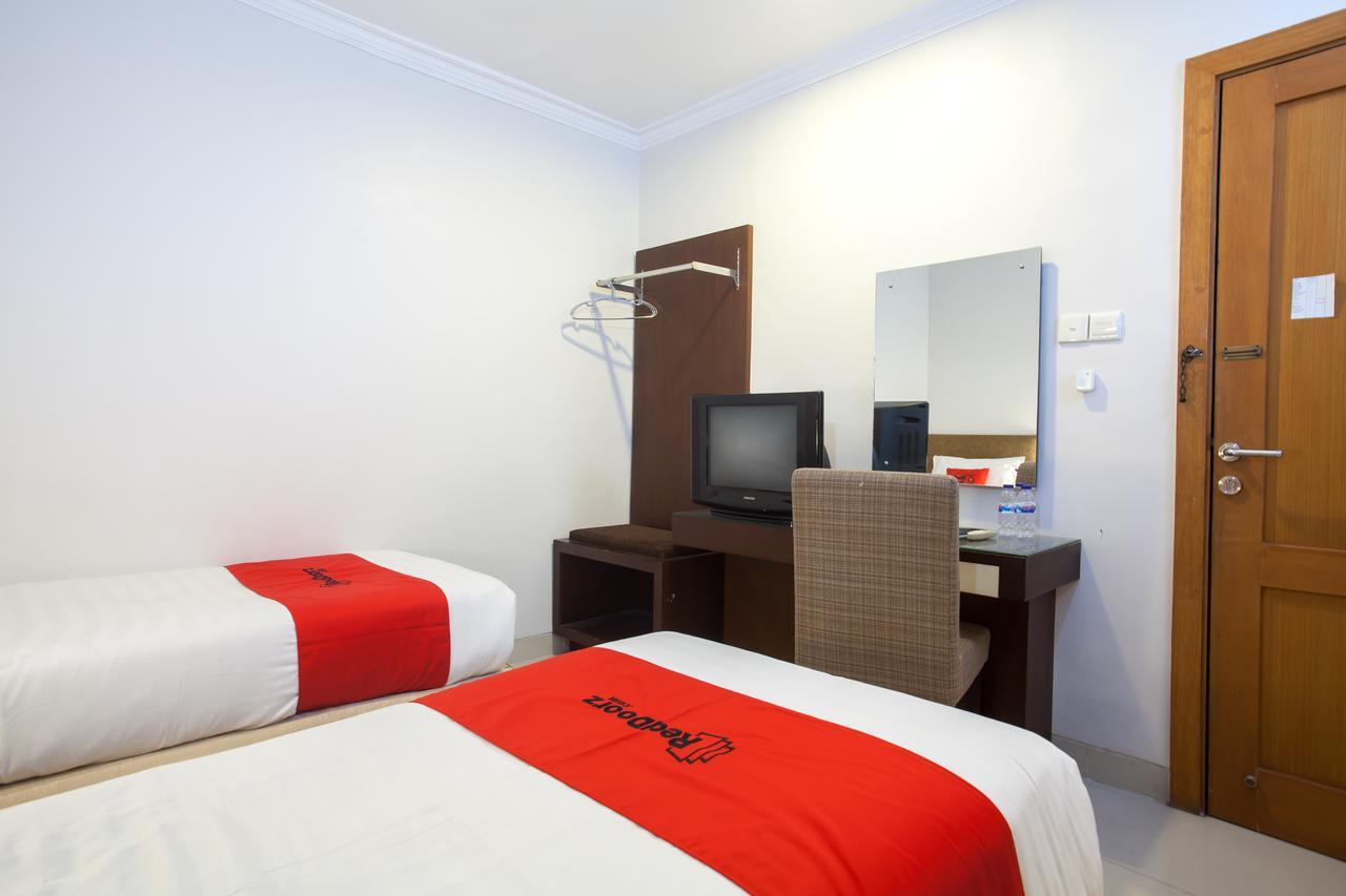 Reddoorz Premium @ Raya Nginden Hotel Wonocolo Exterior photo