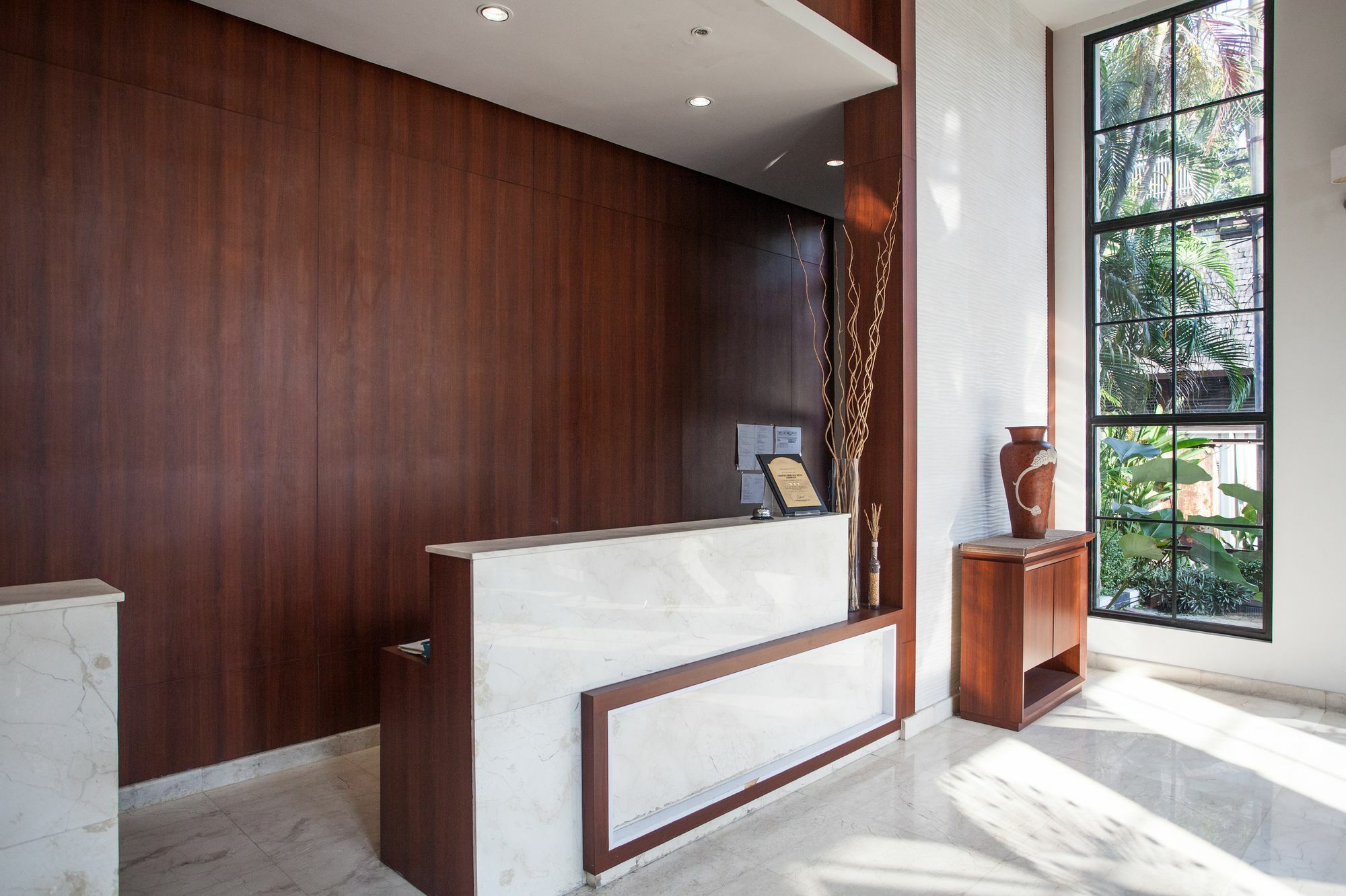 Reddoorz Premium @ Raya Nginden Hotel Wonocolo Exterior photo